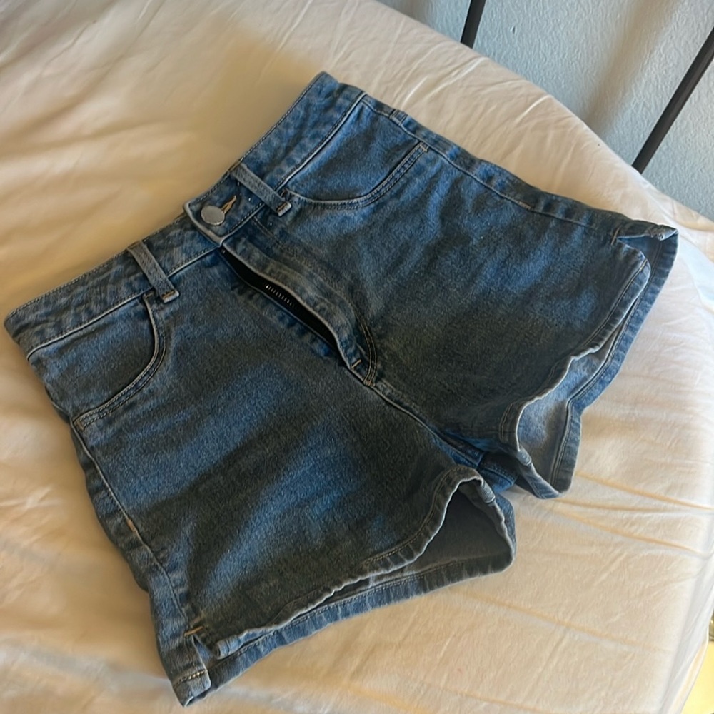 H&M size:2 High waisted Demin shorts!